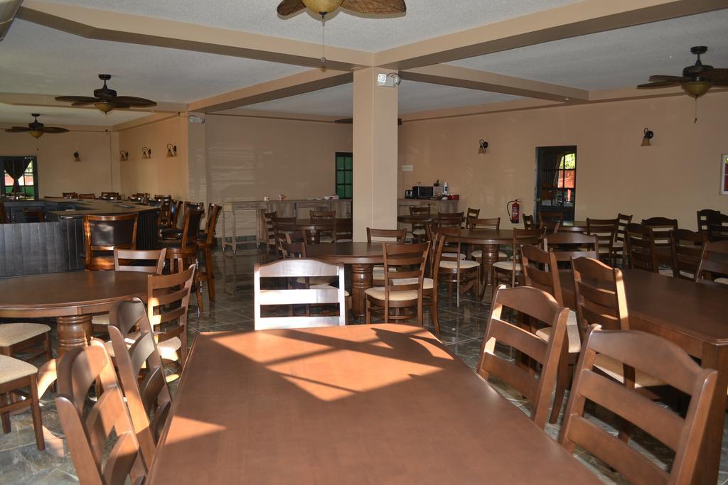 Montecristo Inn Piarco Esterno foto
